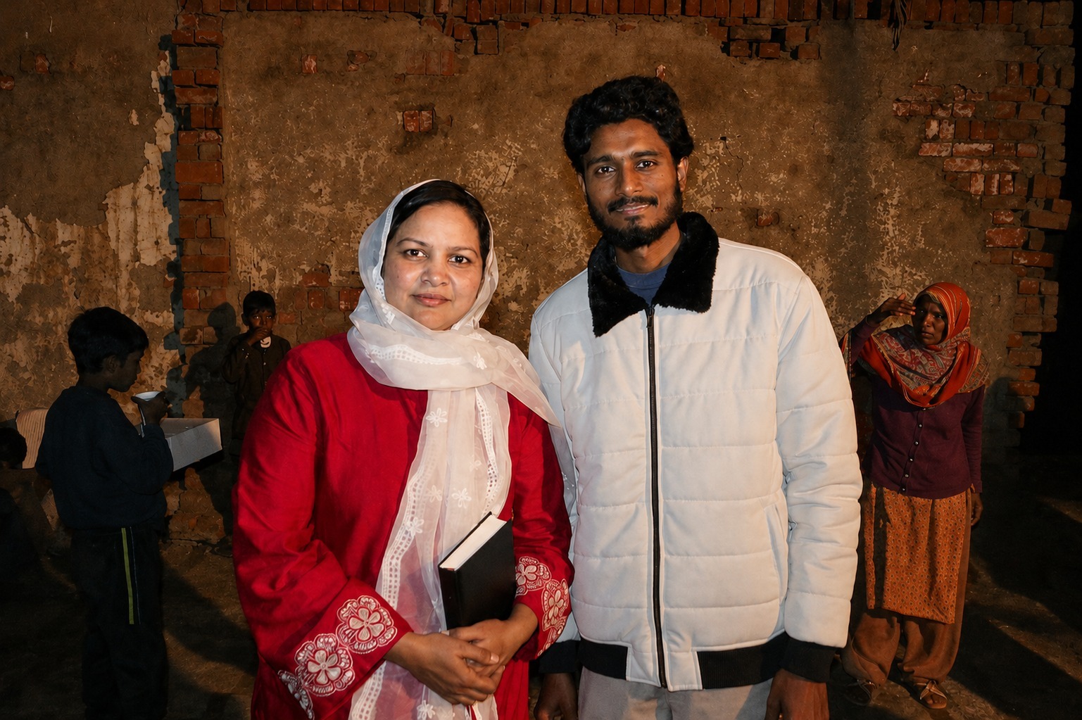 Kashif und Anjum bei ihrer Arbeit in Pakistan